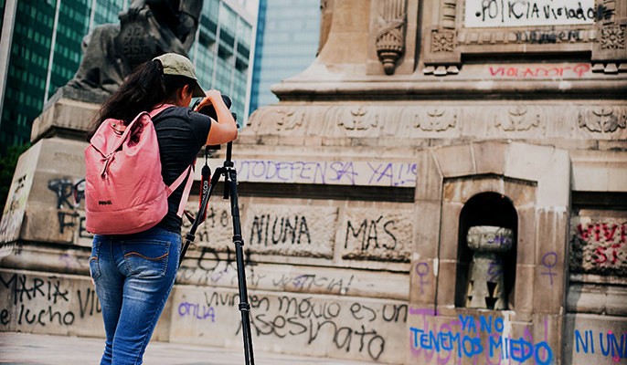 Restauradoras con Glitter en la Columna de la Independencia con pintas feministas