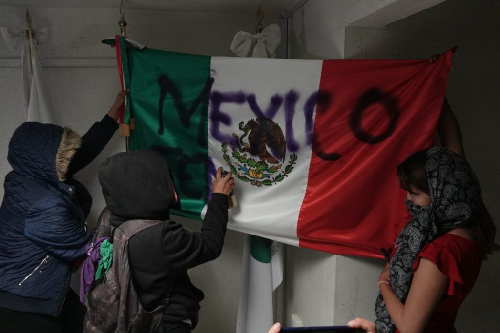 Colectivas feministas “replican” en el país toma de la CNDH