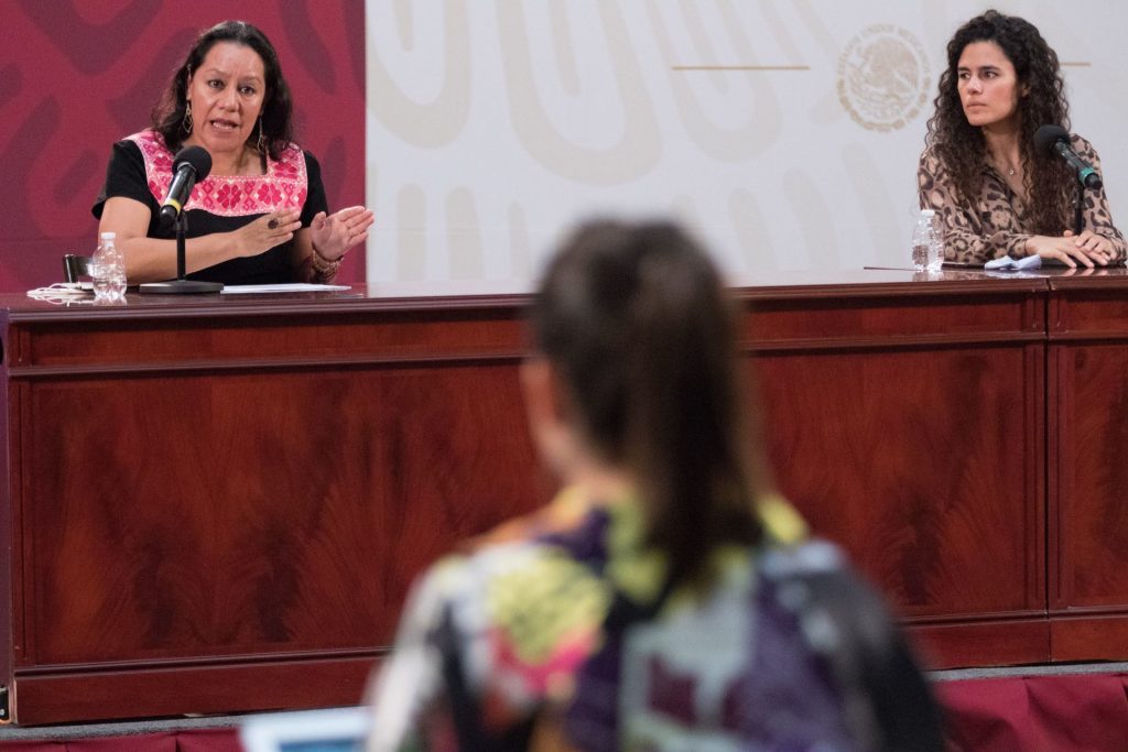 Maria Luisa Albores González, ex secretaria de Bienestar, y Luisa María Alcalde Luján, secretaria del Trabajo y Previsión Social, participan en una de las conferencias del Bienestar, en Palacio Nacional.