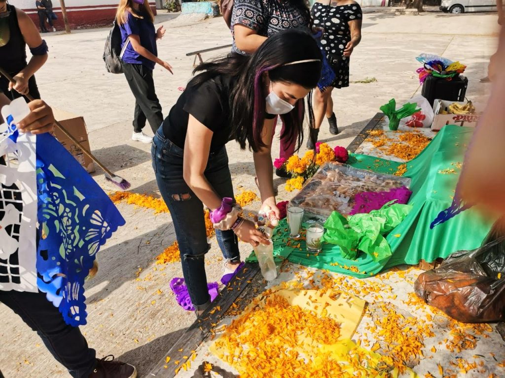 Feministas colocan una ofrenda en Ixtapaluca para recordar a las mujeres víctimas de violencia.