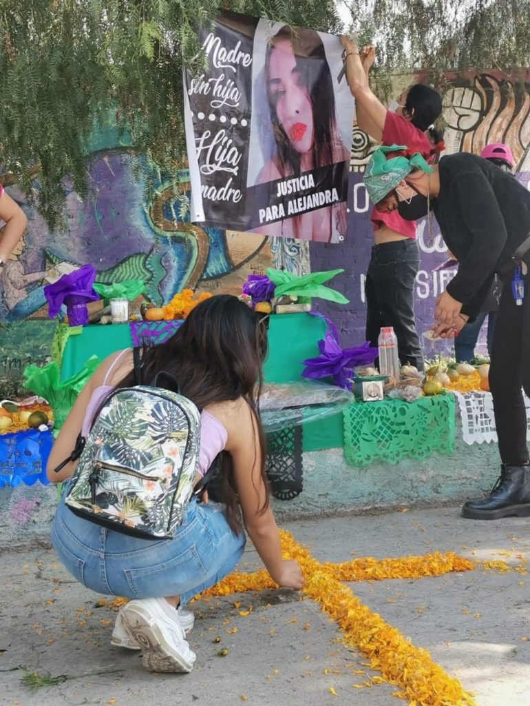 Mujeres de Ixtapaluca colocan una ofrenda de muertos para conmemorar el Día de Muertas.