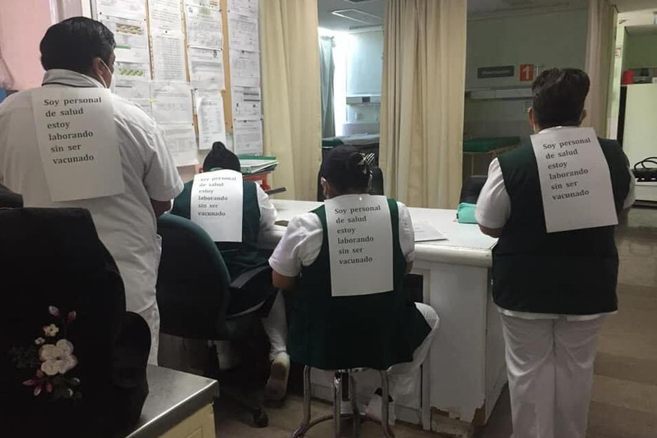 trabajadores sanitarios laboran bajo protesta, vacunción, covid-19