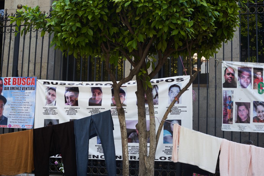 Pancartas y ropa tendida en el plantón frente a SEGOB / Foto: Eunice Adorno