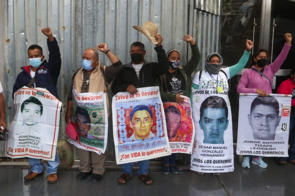 normalistas desaparecidos de Ayotzinapa, protesta en la FGR, séptimo aniversario de la noche de Iguala