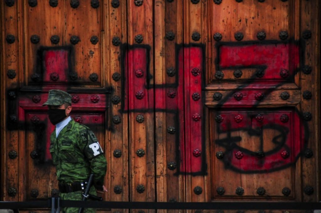 Familiares del caso Ayotzinapa piden a la FGR destitución de funcionarios peñistas