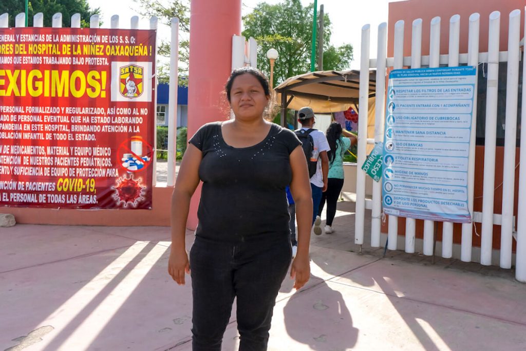 Raquel Fabián frente al Hospital General con Especialidades de Salina Cruz