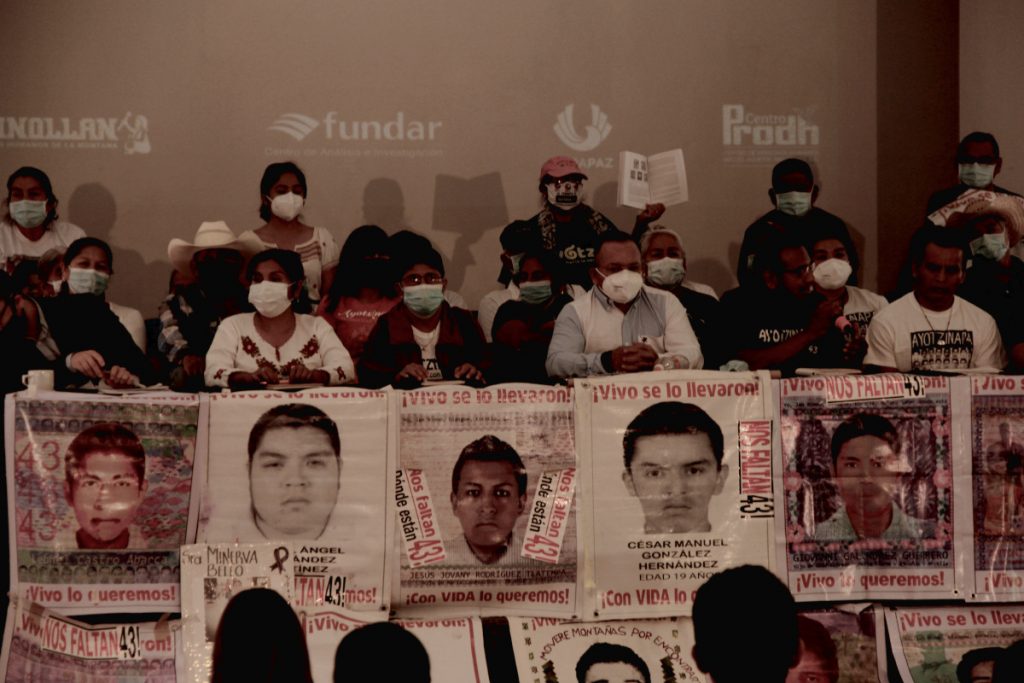 Familiares de los 43 reconocen el informe del GIEI y exigen que las fuerzas armadas entreguen toda la información del caso