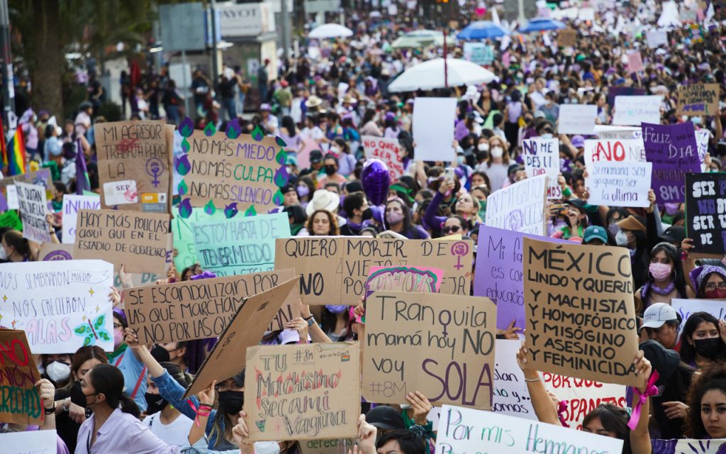Organizaciones feministas renombraron estaciones del Metro de Santiago con  demandas y consignas del 8M