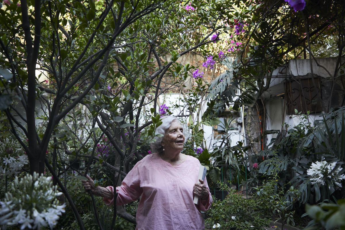 Elena Poniatowska en jardín