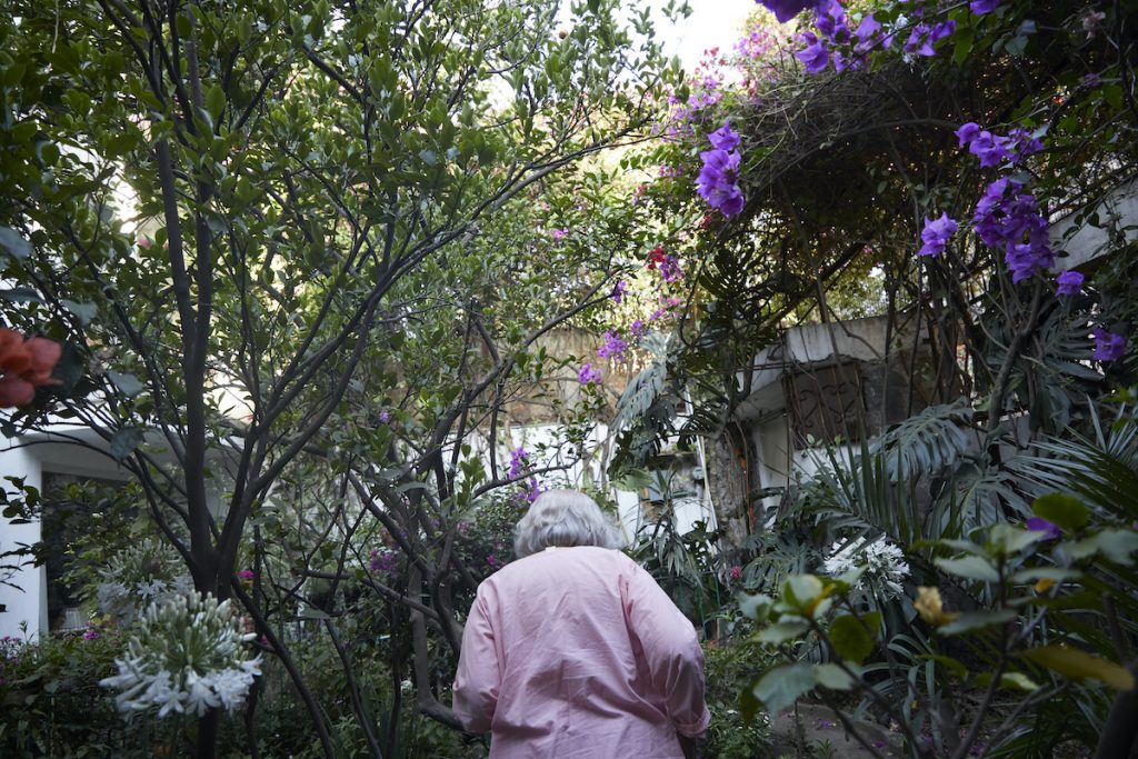 Elena Poniatowska en su jardín