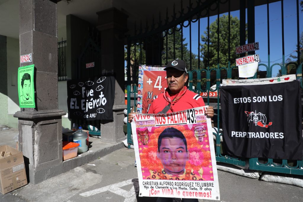 Clemente Rodríguez: el incansable caminar por Ayotzinapa