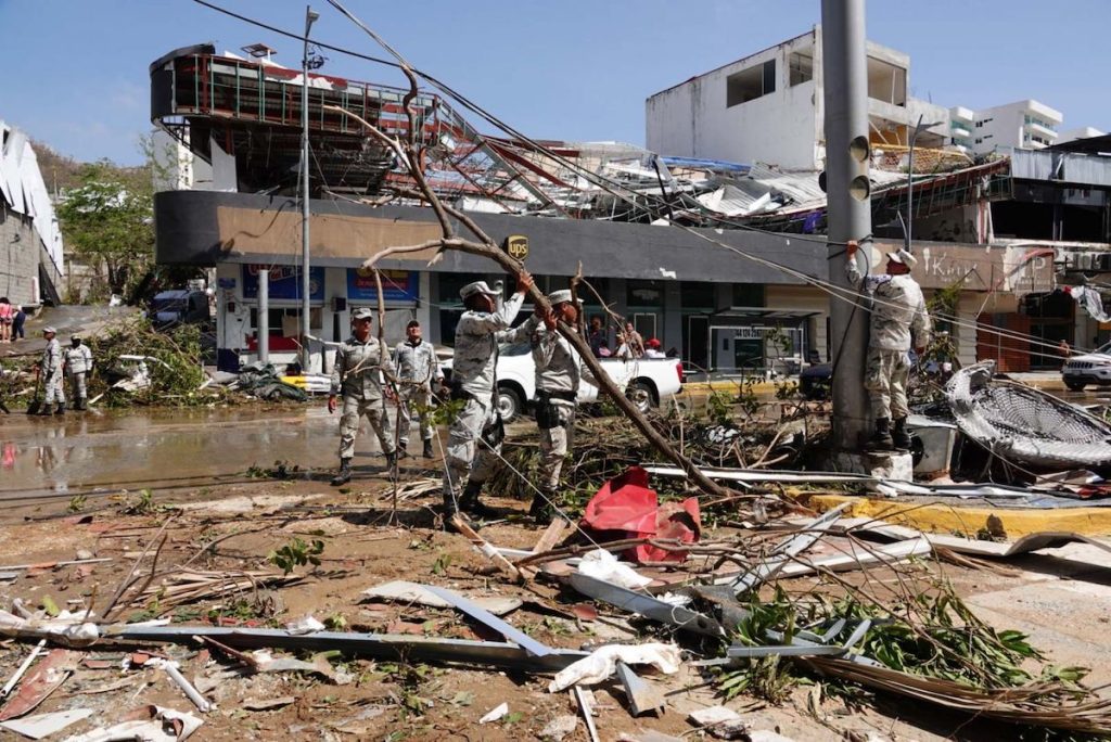 Elementos de la Guardia Nacional continúan con los trabajos de remoción de escombros en las calles  afectadas de Acapulco.  