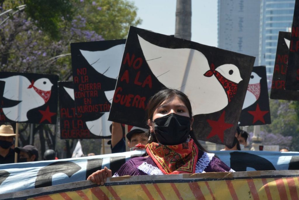 Integrantes del Consejo Nacional Indígena marchan en Cdmx para exigir un alto a la guerra en Chiapas. / Foto: Cuartoscuro