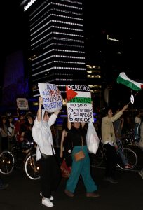 Manifestantes Pro Palestina lanzaron distintas consignas durante el bloqueo / Carlos López