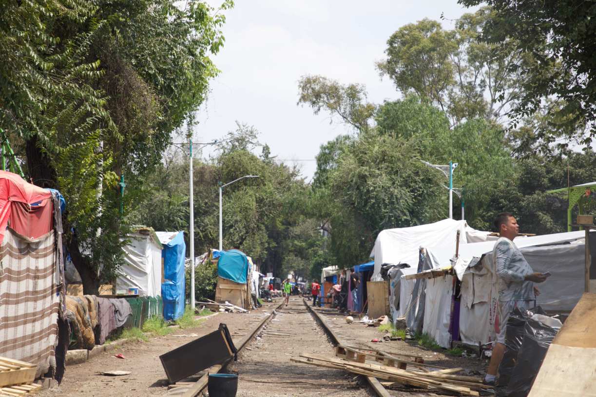 La lucha de un campamento migrante contra el desalojo