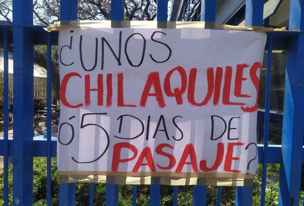 En Ciudad Universitaria un cartel visibiliza la vulnerabilidad alimentaria con la pregunta "¿Unos chilaquiles o 5 días de pasaje?".