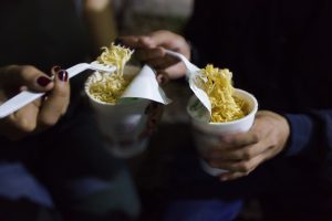 Pasar hambre y comer chatarra: así se alimentan estudiantes foráneos