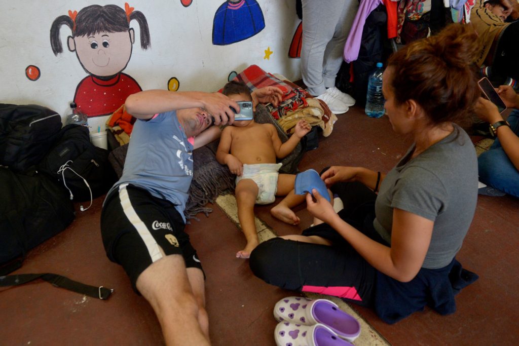 Una familia migrante se resguarda en un albergue.