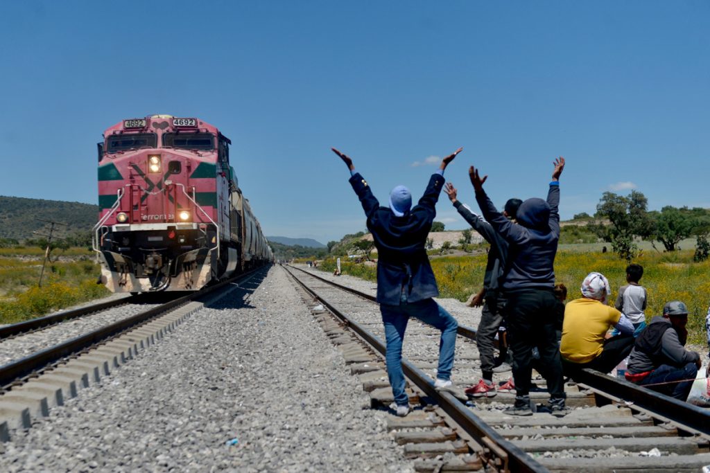 Migrantes esperan en las vías del tren cerca del lugar conocido como “el basurero”, en Huehuetoca.