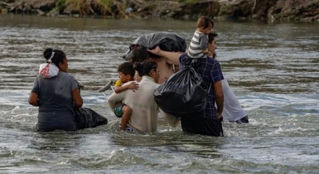 Familias de migrantes cruzan la frontera entre Eagle Pass, en Estados Unidos, y Piedras Negras, en México.
