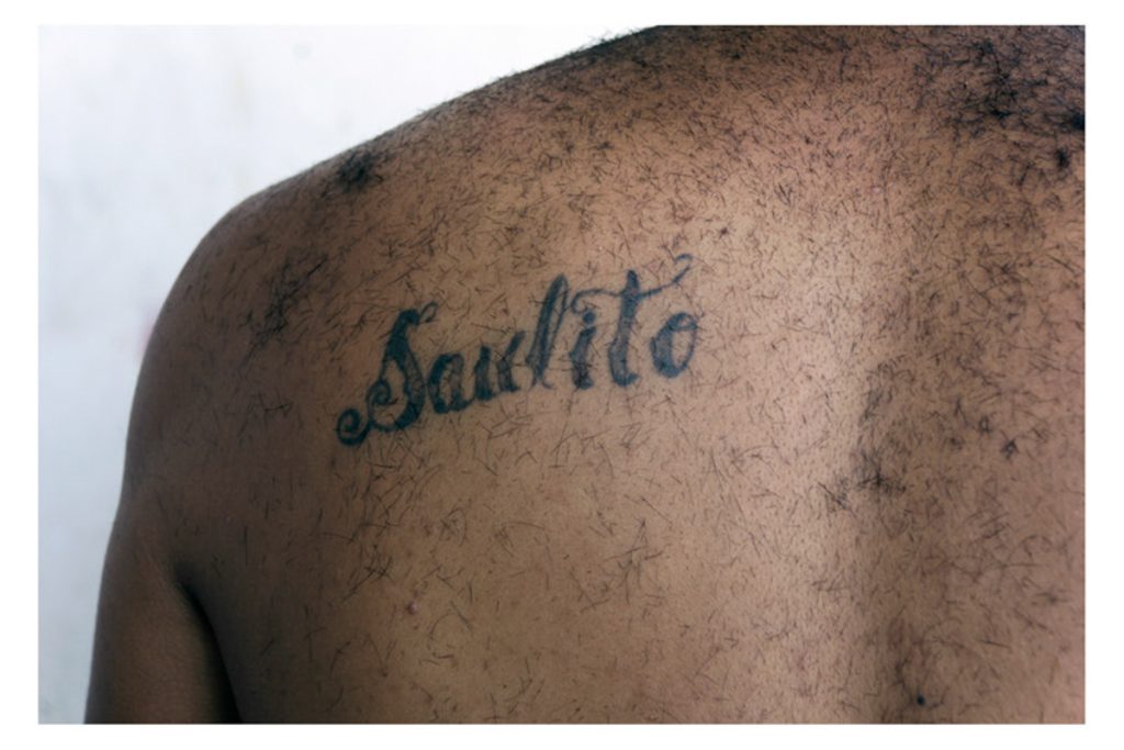 Tatuaje de una persona migrante que evoca a un familiar.