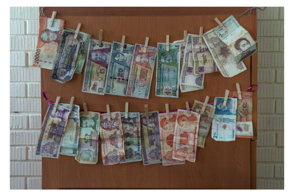 Billetes de distintos países que traen las personas migrantes.