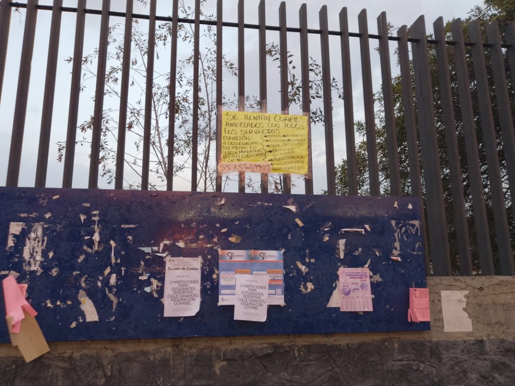 En las paradas de pumabus de Ciudad Universitaria se pueden encontrar carteles con ofertas de viviendas en renta para estudiantes foráneos.