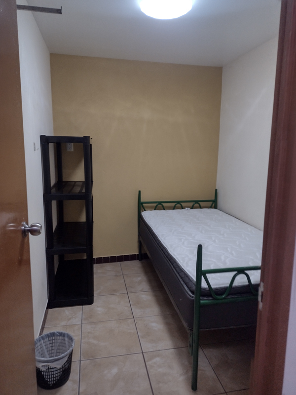 Algunos de los cuartos que se ofertan, como el que se aprecia en la imagen, son muy pequeños y carecen de baño propio.