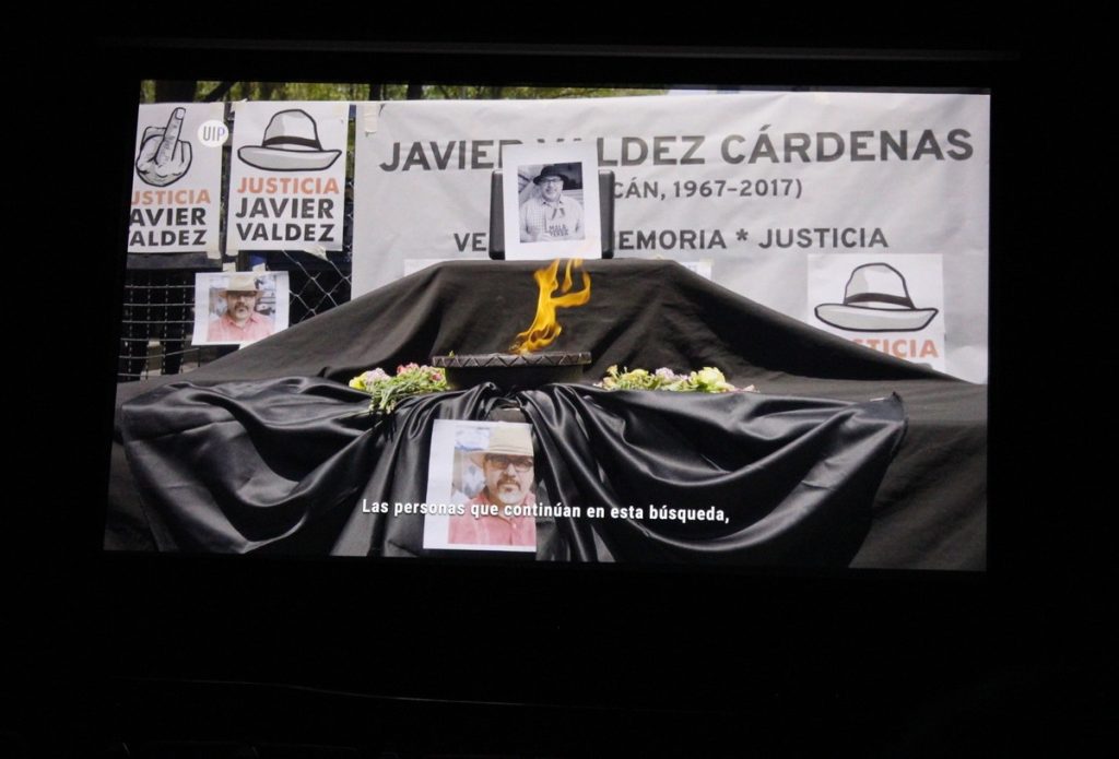 Un fotograma del cortometraje muestra una manifestación que exige justicia por el asesinato del periodista Javier Valdez.