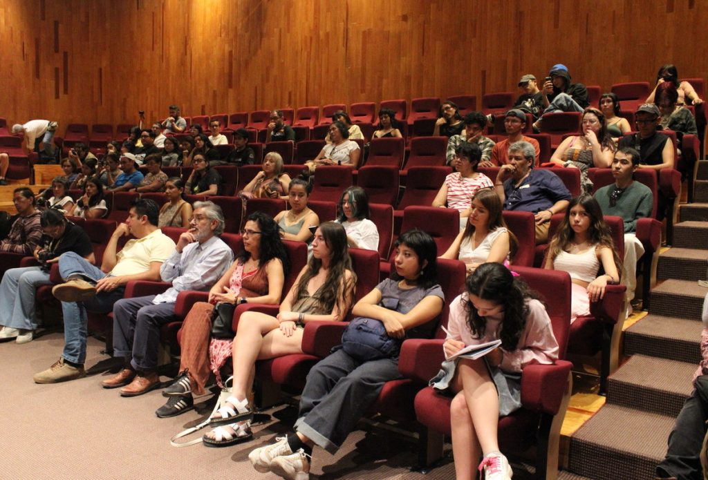Decenas de personas asistieron a la sala Carlos Chávez a ver la proyección del cortodocumental y escuchar el conversatorio.