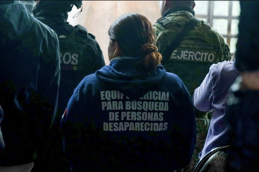 Miembros del ejército y del Equipo Pericial para Búsqueda de Personas Desaparecidas escuchando el informe del día.