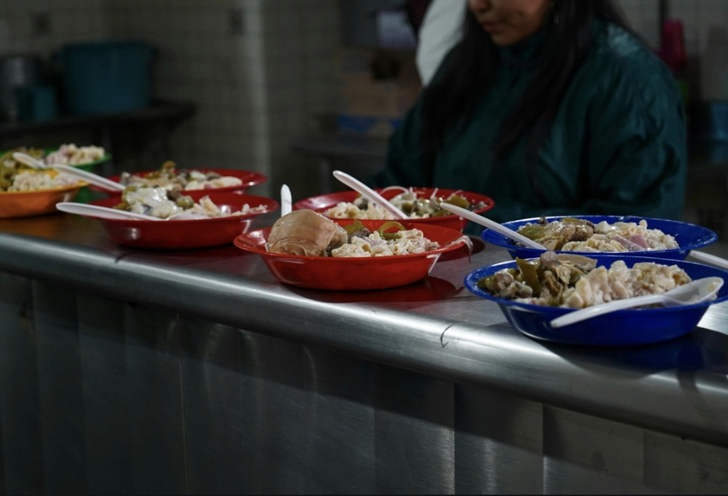 Comida servida en la cocina del Albergue Alpino Ajusco listos para que la gente pase por ellos.
