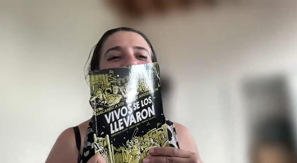 Andalusia Soloff, buscando a los de Ayotzinapa Andalusia K. Soloff se cubre medio rostro con su libro Vivos se los llevaron: Buscando a los 43 de Ayotzinapa
