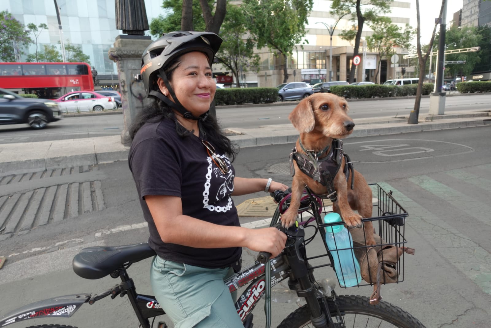 Ignacia, mujer indígena ciclista en CDMX: sororidad y resistencia
