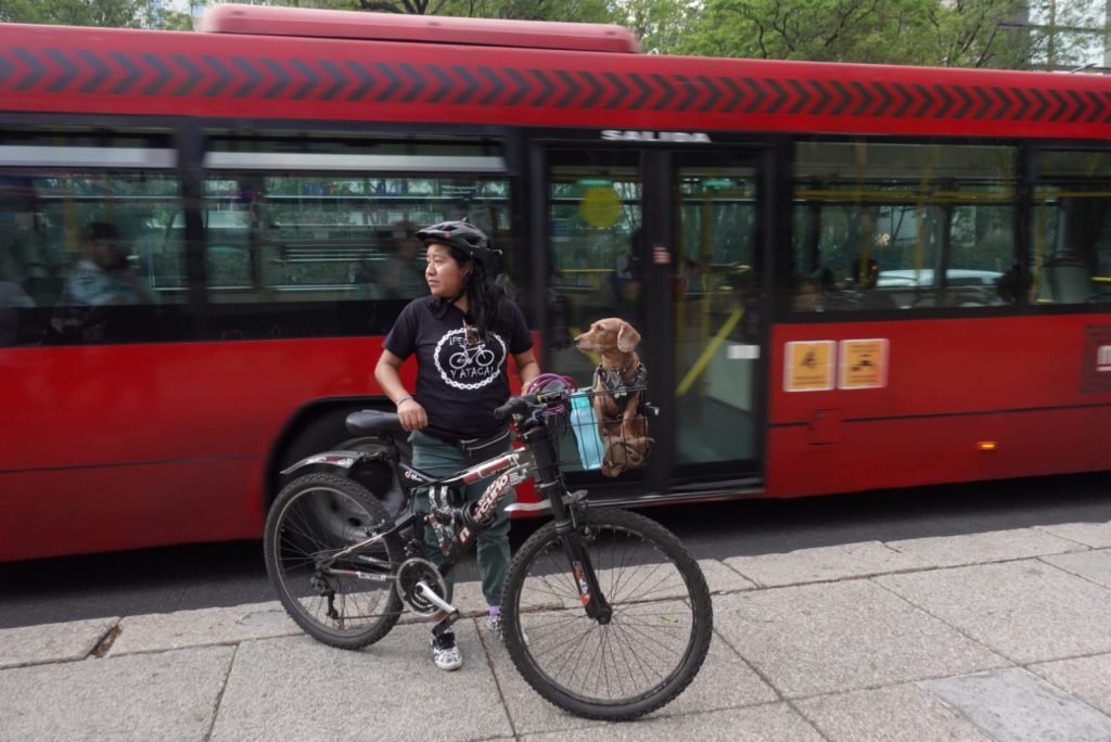 Ignacia es una mujer indígena ciclista que decide pedalear la CDMX como una opción que considera mejor que el transporte público. (Foto: Yatzín D. Ordaz)