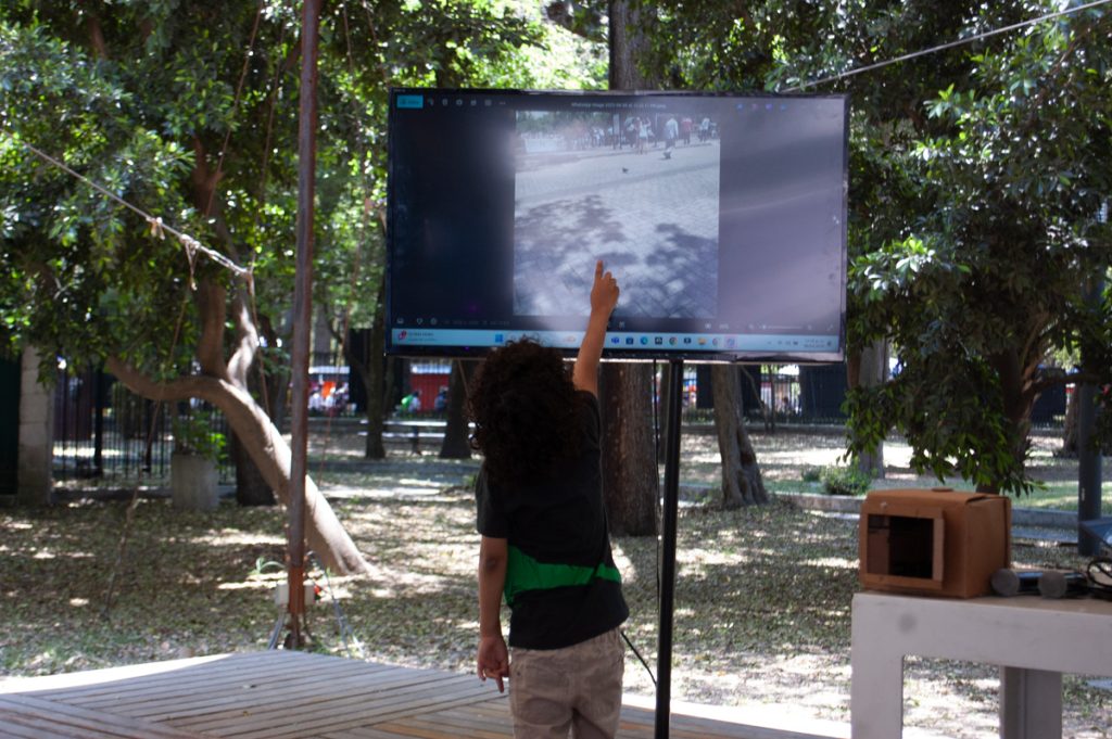Con orgullo, un niño presenta y explica su fotografía ante el grupo. Foto: Darian Monroy.