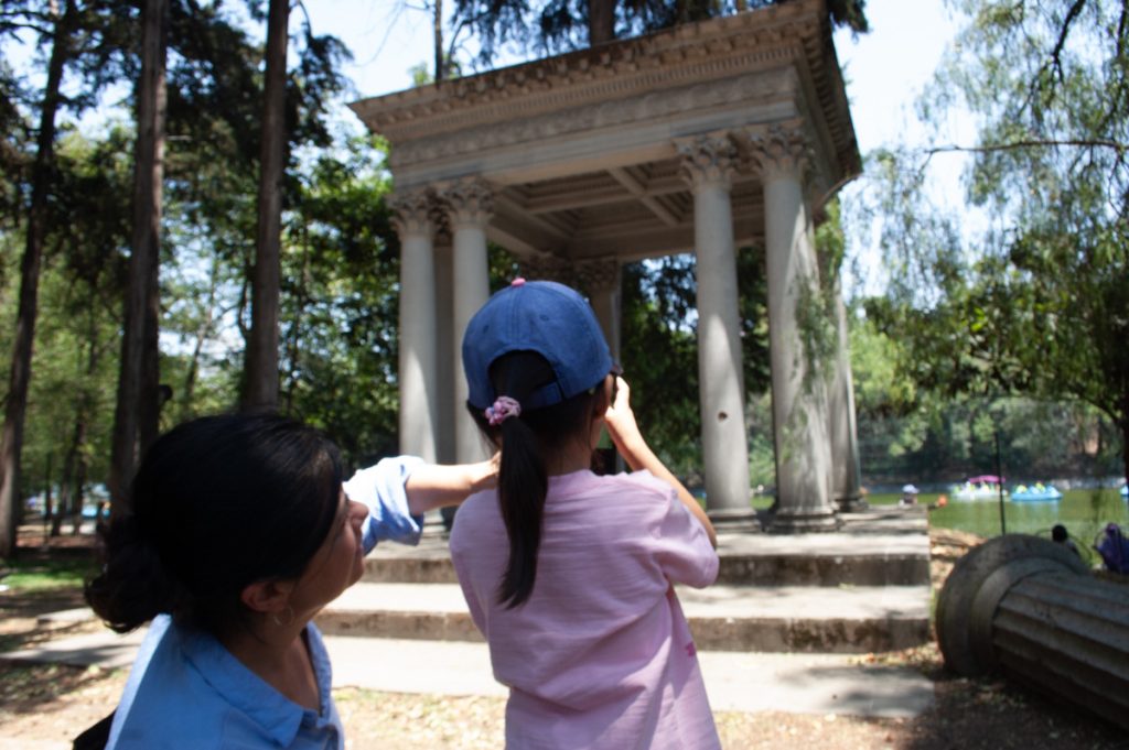 Madre e hija exploran juntas el entorno para fotografiarlo. Foto: Darian Monroy