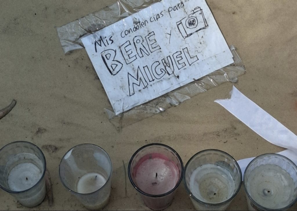 El memorial en honor a Berenice y Miguel se sostuvo a pesar de la lluvia, tomada el 24 de abril.