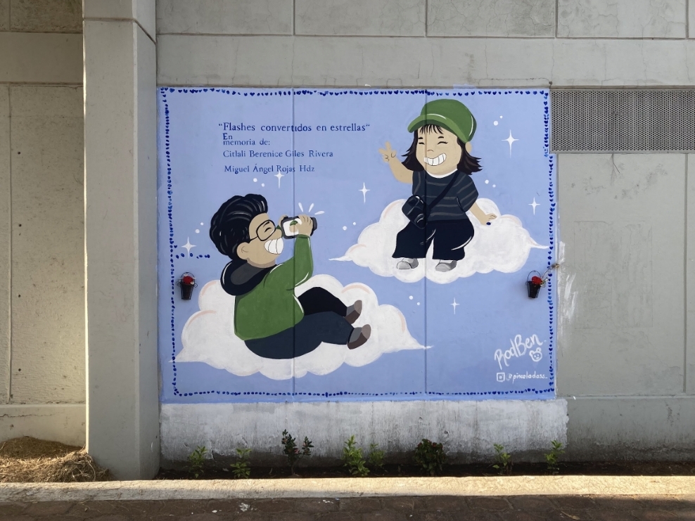 Mural en honor de Berenice y Miguel, a un lado de donde estaba el memorial que colocó el alumnado.