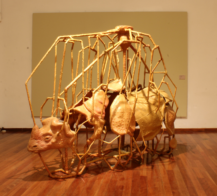 La creación del primer dios (3er intento) de Ulises Figueroa La creación del primer dios (3er intento), (2021). Cera y metal. 2.5 x 2 x 1 m. (Cortesía: Ulises Figueroa)
