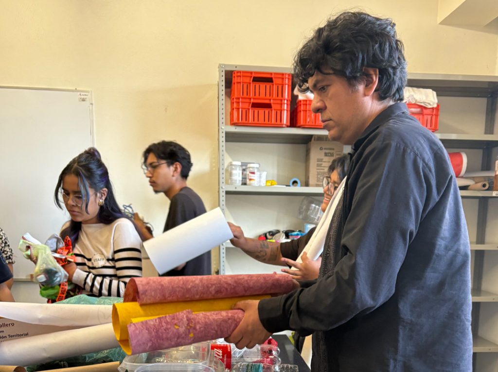 ENES Morelia Figueroa explora los materiales para trabajar en el laboratorio de arte(2025) ENES Morelia. (Cortesía: Konecta Cultura y Arte)