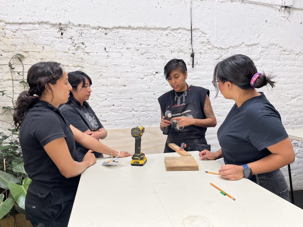 “Aquí es un espacio en donde todas venimos a aprender y tal vez con las mismas incertidumbres o miedos”, dice Brenda participante en el taller.